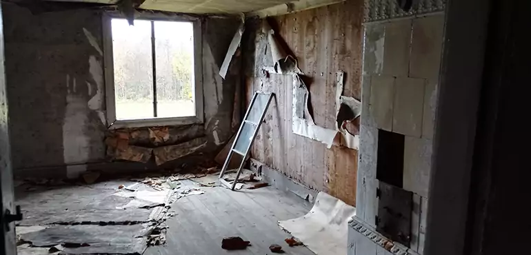 Why Selling a Distressed House Through Traditional Methods Fails in Apex